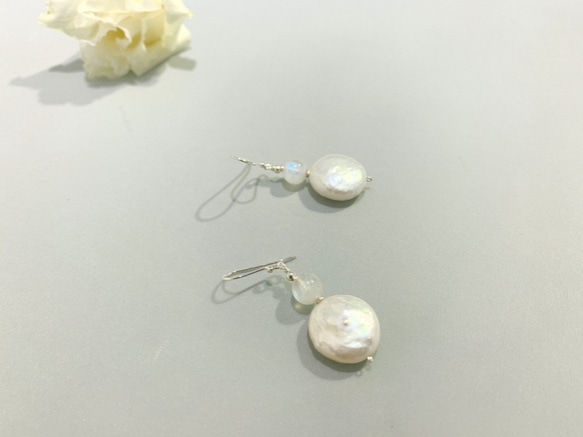 Ops Pearl earrings-珍珠/月光石/純銀/耳環/氣質/戀愛/靈魂伴侶 第1張的照片