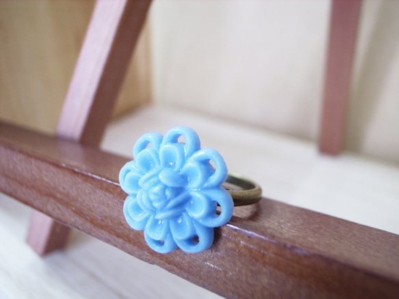 vintageボタンのリング（blueお花 3枚目の画像