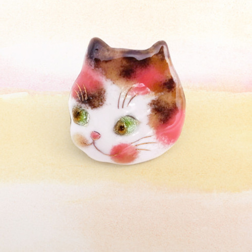 手作り七宝焼 抱きしめニャンコのブローチ 猫 ねこ 銀張有線七宝