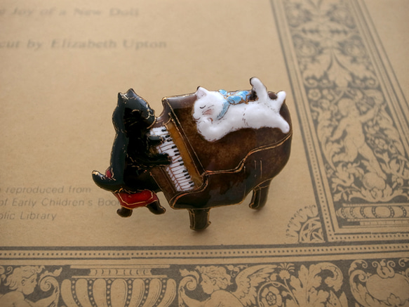 猫足ピアノのブローチ 281 1枚目の画像