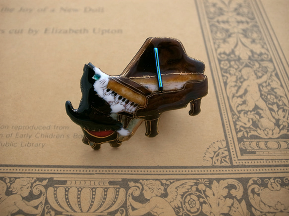 猫足ピアノのブローチ 285 1枚目の画像