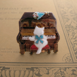 猫足ピアノのブローチ 286 1枚目の画像
