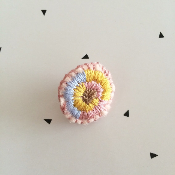 まんまる刺繍ピアス 1枚目の画像