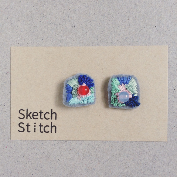 red×blue刺繍ピアス 1枚目の画像