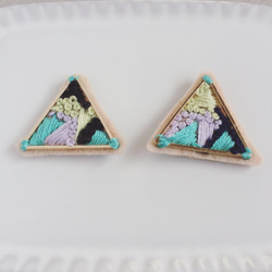 triangle×mint刺繍ピアス 2枚目の画像