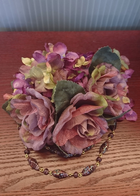 落ち着いたピンク系の薔薇や紫陽花ととんぼ玉 花盛ヘッドドレス トークハット 3枚目の画像