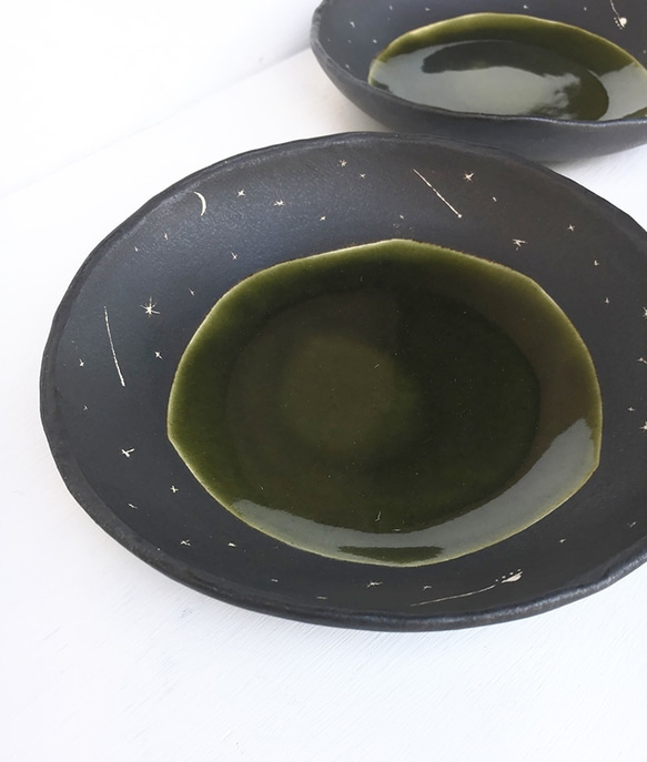 【受注生産】星空のタタラ皿（１５センチ）　オリーブ釉　南来琉 2枚目の画像