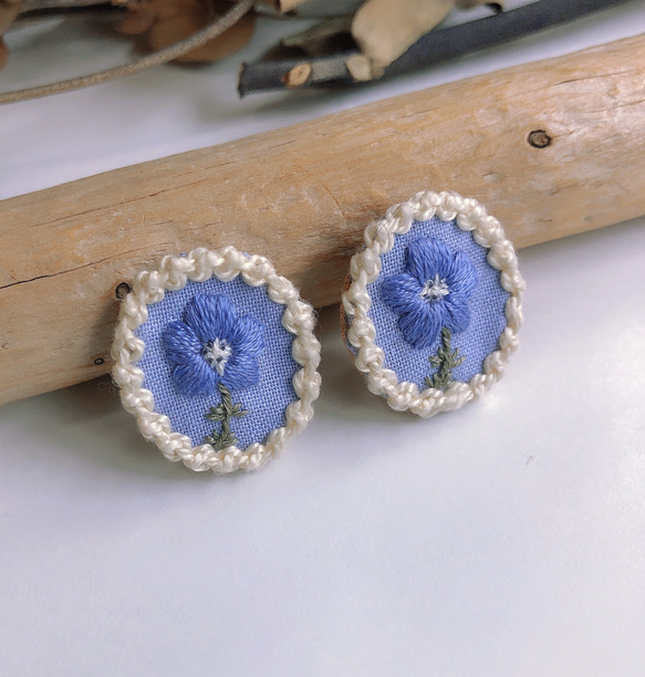 春のお花　ネモフィラ　お花刺繍イヤリング　ピアス 2枚目の画像