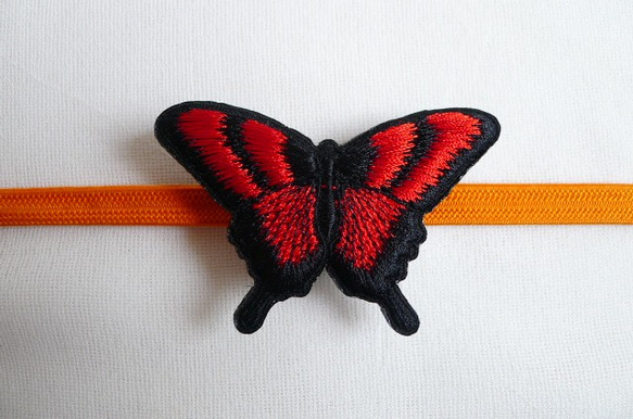 赤と黒の揚羽蝶刺繍帯留め 2枚目の画像