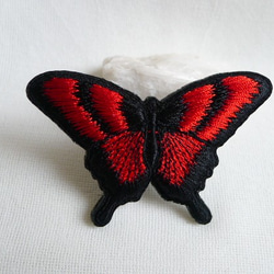 赤と黒の揚羽蝶刺繍帯留め 4枚目の画像