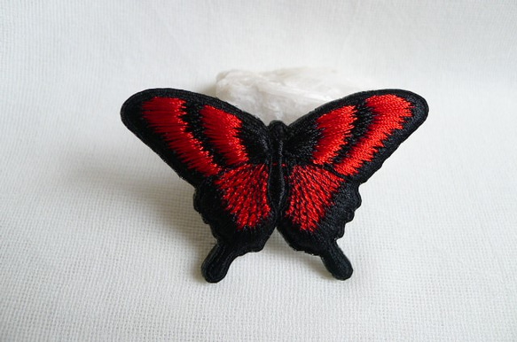 赤と黒の揚羽蝶刺繍帯留め 4枚目の画像