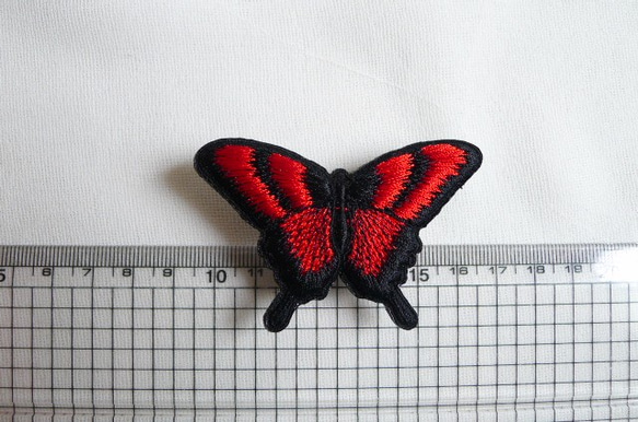 赤と黒の揚羽蝶刺繍帯留め 7枚目の画像