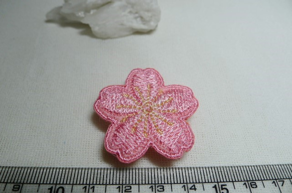 桜の刺繍帯留め 3枚目の画像