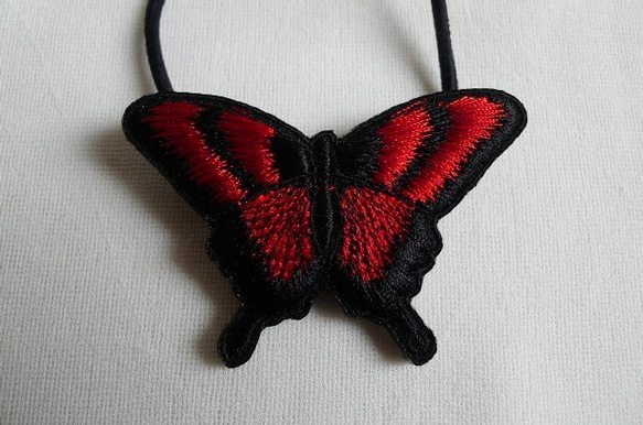 赤いアゲハ蝶ヘアゴム 1枚目の画像