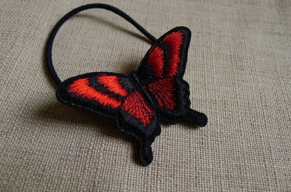 赤いアゲハ蝶ヘアゴム 3枚目の画像