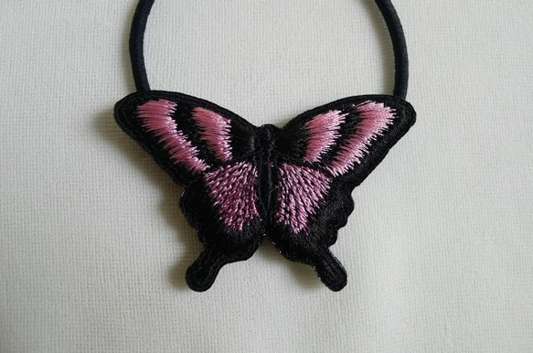 ピンクと黒のアゲハ蝶ヘアゴム（帯留め） 1枚目の画像