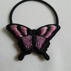 ピンクと黒のアゲハ蝶ヘアゴム（帯留め） 2枚目の画像
