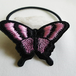 ピンクと黒のアゲハ蝶ヘアゴム（帯留め） 4枚目の画像