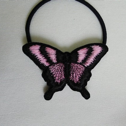ピンクと黒のアゲハ蝶ヘアゴム（帯留め） 5枚目の画像