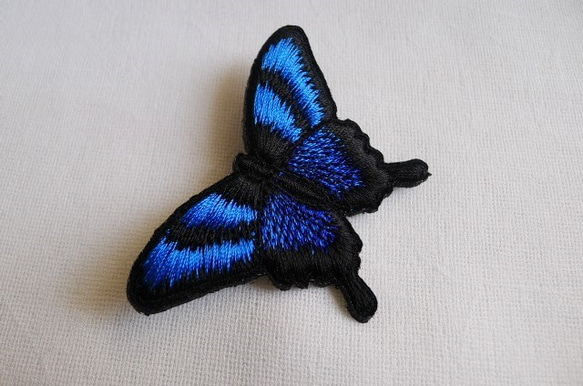 青と藍色のアゲハ蝶刺繍ブローチ 4枚目の画像
