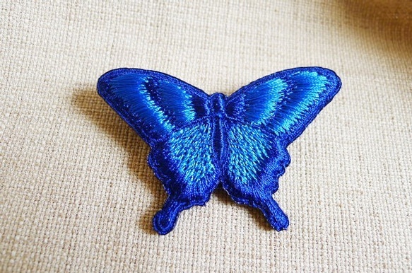 青系のアゲハ蝶刺繍ブローチ 4枚目の画像