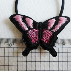 ピンクとローズレッドのアゲハ蝶ヘアゴム 2枚目の画像