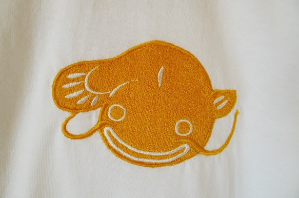 なまず刺繍Tシャツ　白地に黄色（L） 3枚目の画像