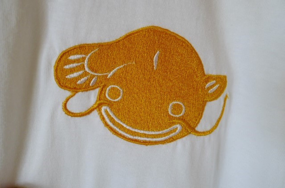 なまず刺繍Tシャツ　白地に黄色（L） 4枚目の画像