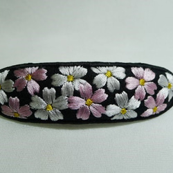 桜の刺繍バレッタ　黒　10㎝金具 1枚目の画像