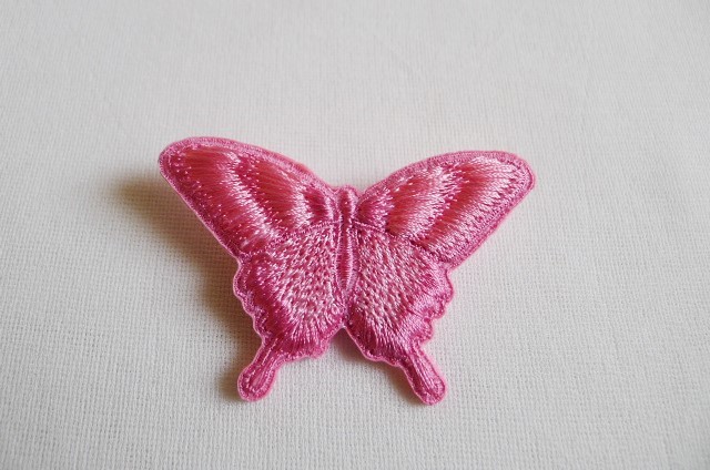 ピンク色のアゲハ蝶刺繍ブローチ ブローチ まちゃぷ 通販