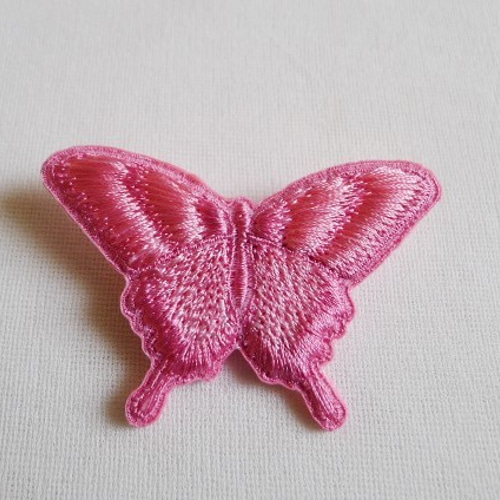 ピンクエナメル葉っぱブローチ ピンク色のアゲハ蝶刺繍ブローチ ブローチ まちゃぷ 通販