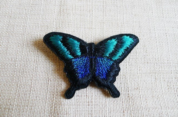 青緑と青のアゲハ蝶刺繍ブローチ 2枚目の画像