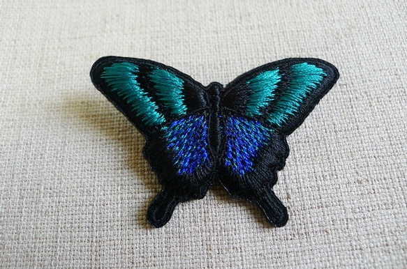 青緑と青のアゲハ蝶刺繍ブローチ 5枚目の画像