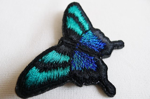 青緑と青のアゲハ蝶刺繍ブローチ 4枚目の画像
