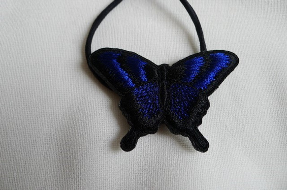 濃い青アゲハ蝶のヘアゴム 1枚目の画像