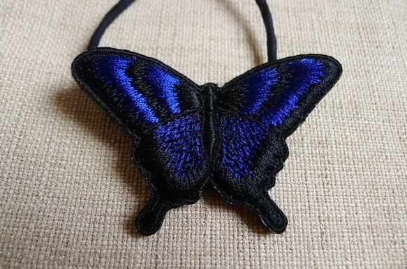 濃い青アゲハ蝶のヘアゴム 2枚目の画像