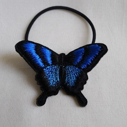 青と水色の揚羽蝶のヘアゴム 2枚目の画像