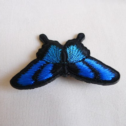 青と水色のアゲハ蝶刺繍ブローチ 3枚目の画像