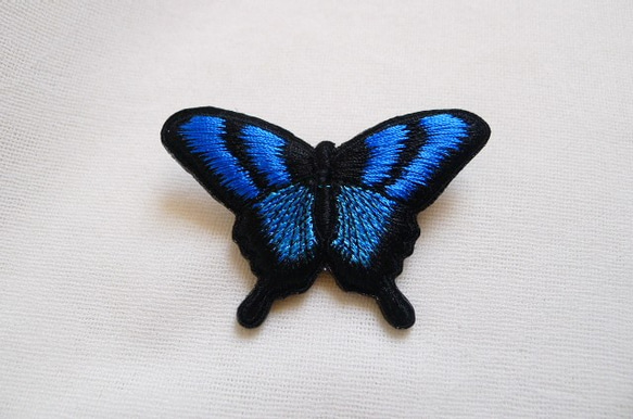 青と水色のアゲハ蝶刺繍ブローチ 1枚目の画像