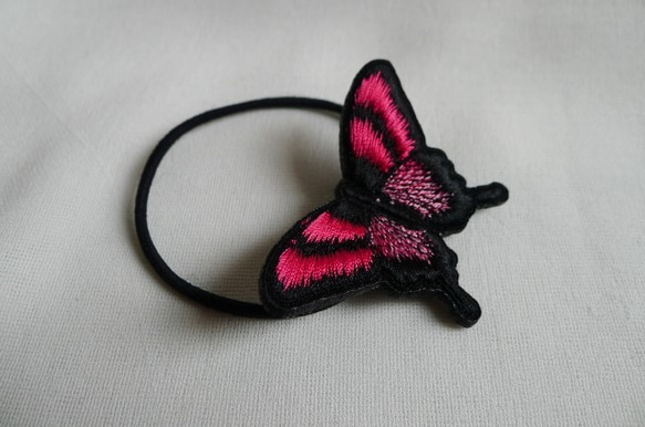 濃ピンクのアゲハ蝶ヘアゴム 4枚目の画像