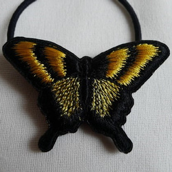 黄色と黒のアゲハ蝶のヘアゴム 2枚目の画像