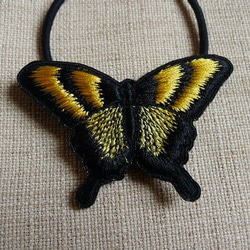 黄色と黒のアゲハ蝶のヘアゴム 3枚目の画像