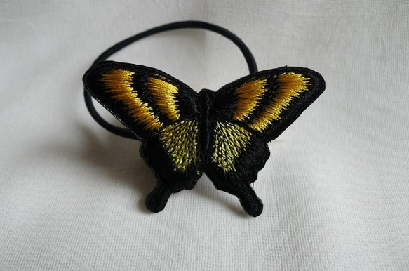 黄色と黒のアゲハ蝶のヘアゴム 4枚目の画像