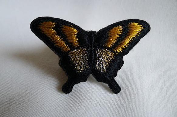 黒地に金銀糸アゲハ蝶刺繍ブローチ 1枚目の画像