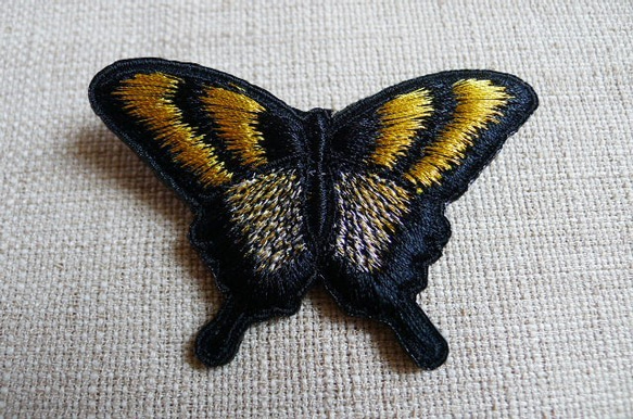 黒地に金銀糸アゲハ蝶刺繍ブローチ 2枚目の画像
