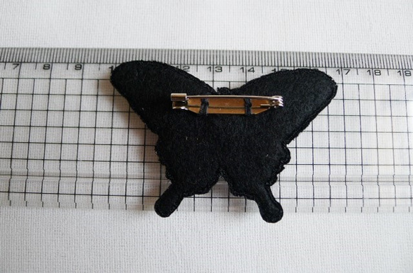 黒地に金銀糸アゲハ蝶刺繍ブローチ 4枚目の画像