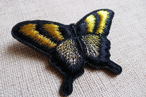 黒地に金銀糸アゲハ蝶刺繍ブローチ 5枚目の画像