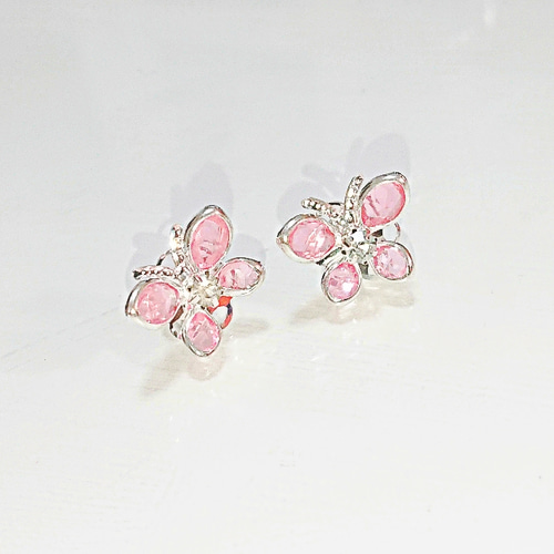 【tsubutamipu】ハンドメイド　カメリア　バタフライイヤリング 新作♡カメリアバタフライ ピアス ピンク＆シルバー 送料込み ピアス