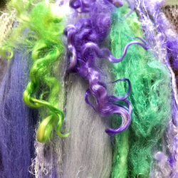 贅沢色の手紡ぎ毛糸　アートヤーン④　グリーン＆パープル 3枚目の画像
