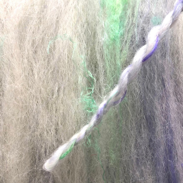 贅沢色の手紡ぎ毛糸　アートヤーン④　グリーン＆パープル 4枚目の画像